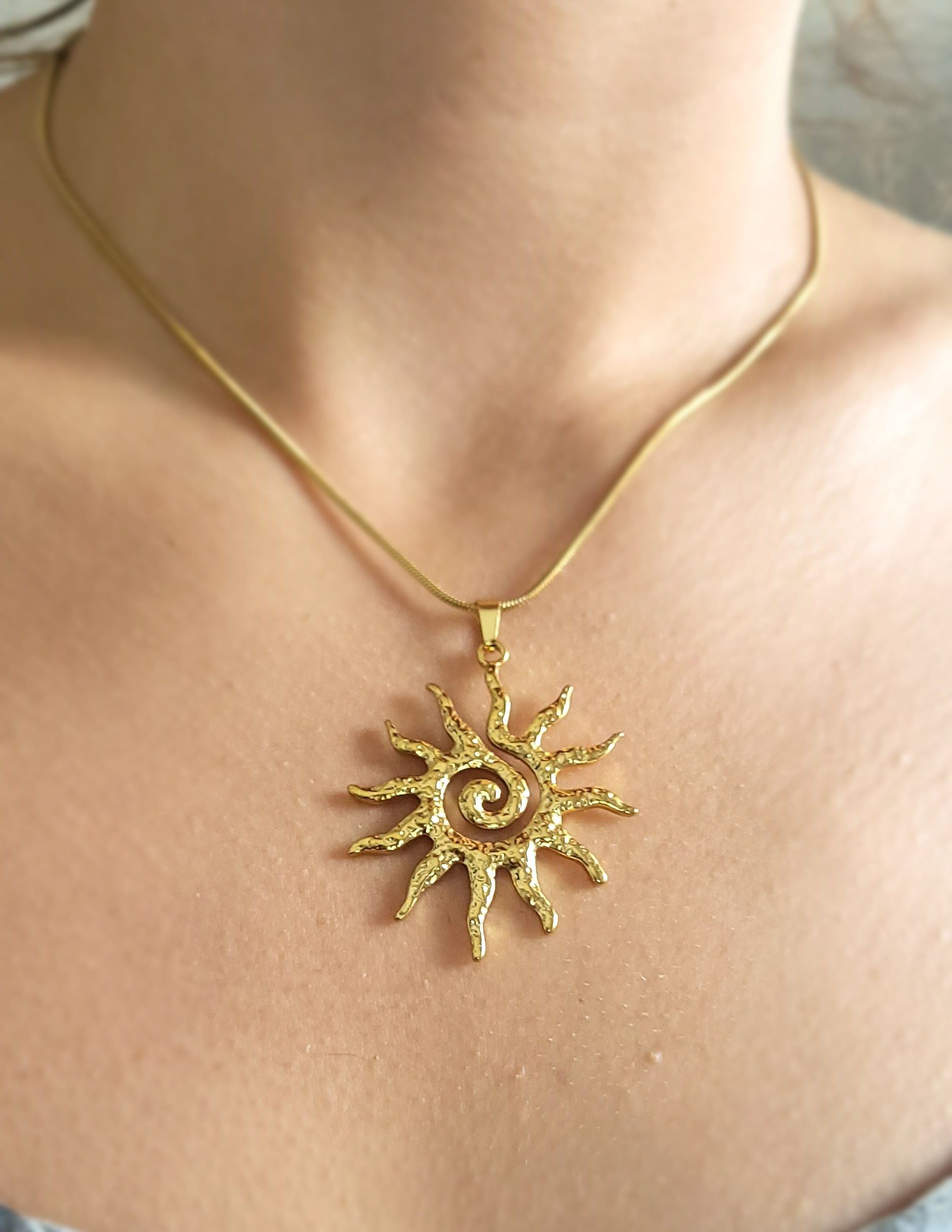 Goldene Sonnen Kette