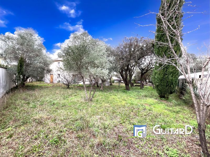 GALLARGUES LE MONTUEUX (GARD) - TERRAIN À BATIR DE 240M² CENTRE VILLAGE