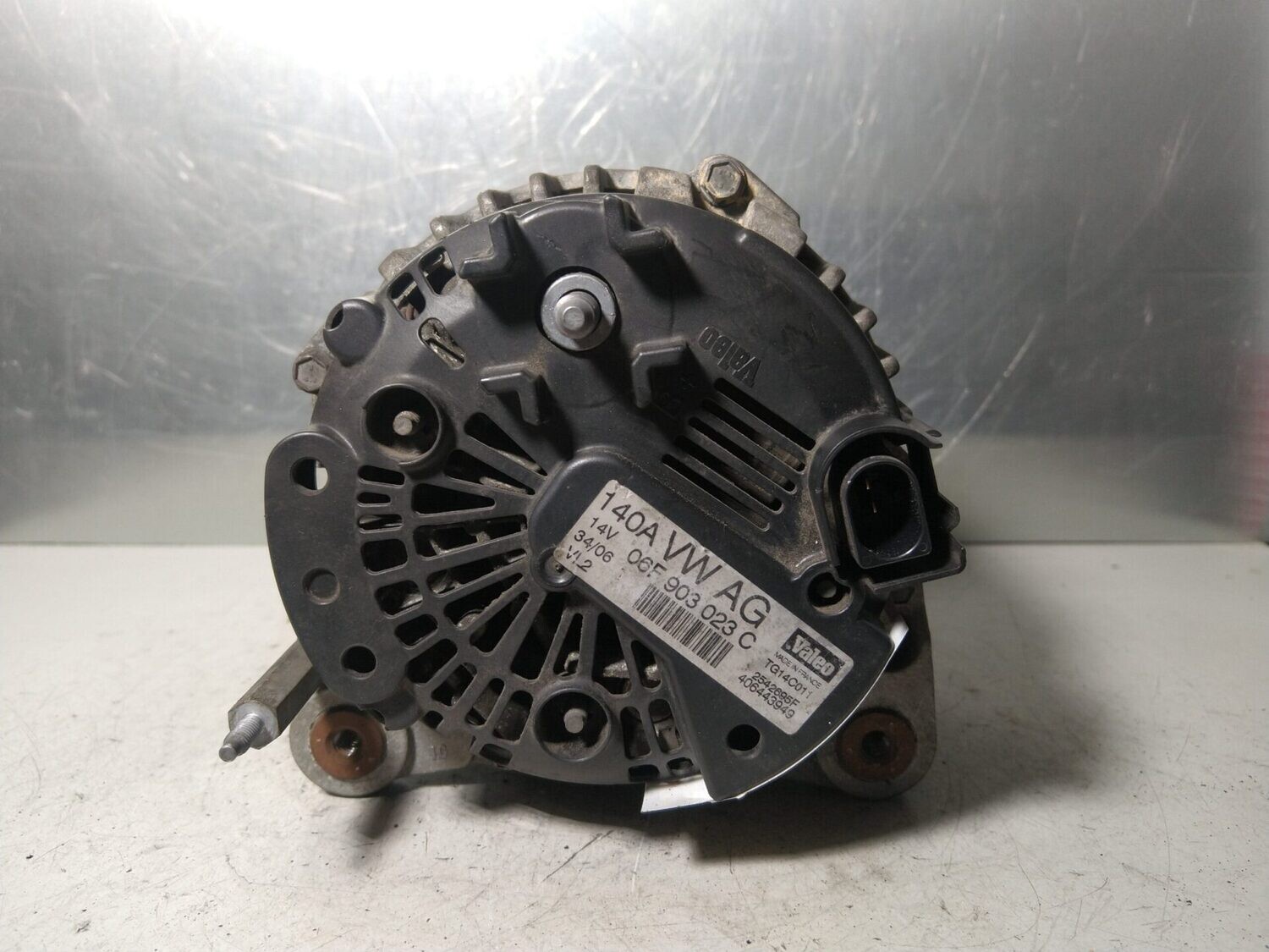 Alternador Volkswagen Caddy 2009 ref. 06F903023C