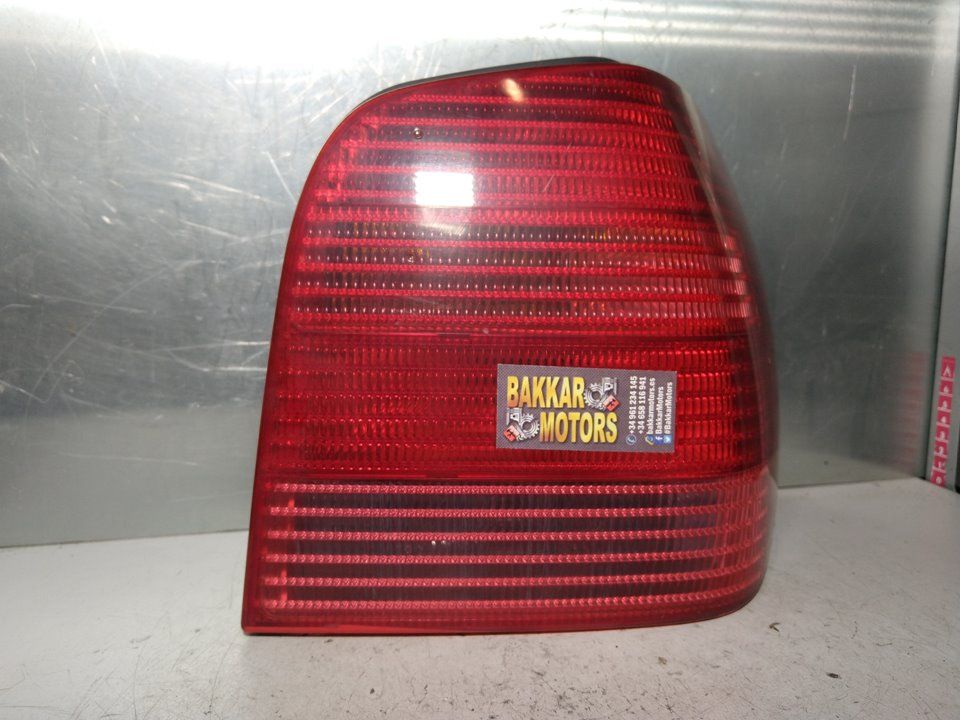 Piloto trasero derecho Volkswagen Polo Berlina Ref: 6N0945257