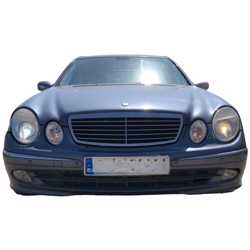 Paragolpes delantero , ( con pequeña rotura ) MERCEDES - BENZ CLASE E E320 CDI ( W211 ) Paragolpes delantero , ( con pequeña rotura ) MERCEDES - BENZ CLASE E E320 CDI ( W211 )