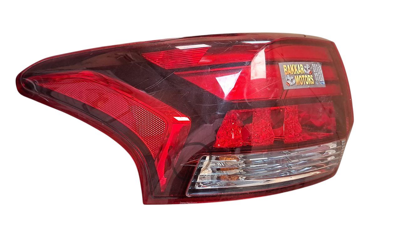 Piloto trasero izquierdo Mitsubishi Outlander Ref: 8330B177 de 2016