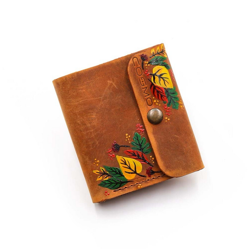Handbemalte Geldbörse “Herbstblätter” .Exklusive handbemalte Geldbörse, 6 Kartenfächer, 3 grosse Fǎcher, Münzfach mit dem Knopf auf der Aussenseite. Farbe hell-braun. Grösse 8x11x1,8 cm