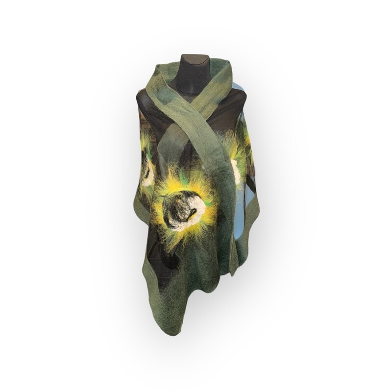 Schal ( Stola) „Green Dream“ von Alri-Design. Einzigartige Handarbeit. NUNO-Technologie aus Merinowolle und Seide.