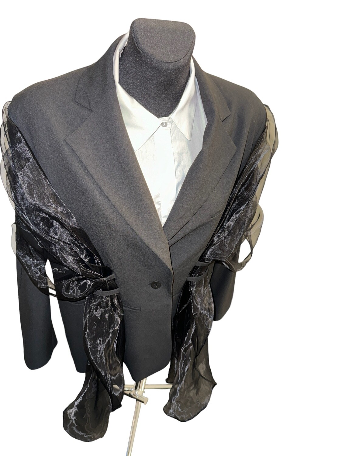 Ausgefallener Blazer mit Organza-Verzierung und klassische Hose. ALRI by Katrin. Made In Georgia, 50% Polyester, 45% Viskose, 5% Elasthan. Grösse M.