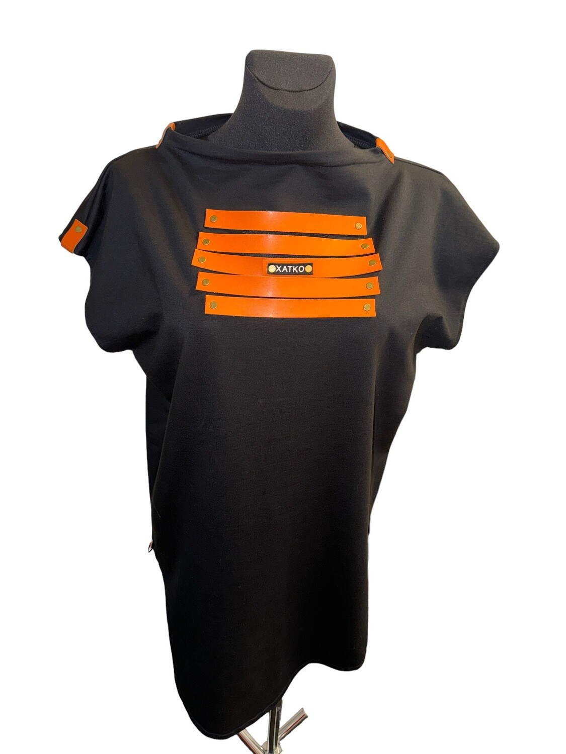 Designer Sommertunikakleid ALRI By Xatko. Schwarz Mit Orangenen Ecolederelementen. Ärmellis. Größe S-M.   95% Baumwolle,  5% Elasthan.