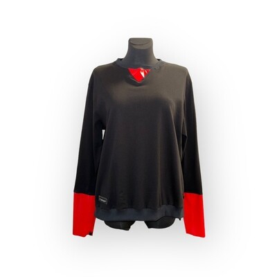 Schwarzer Pullover  Mit Roten Lederteilen von Xatko. One Size. Made in Georgia.