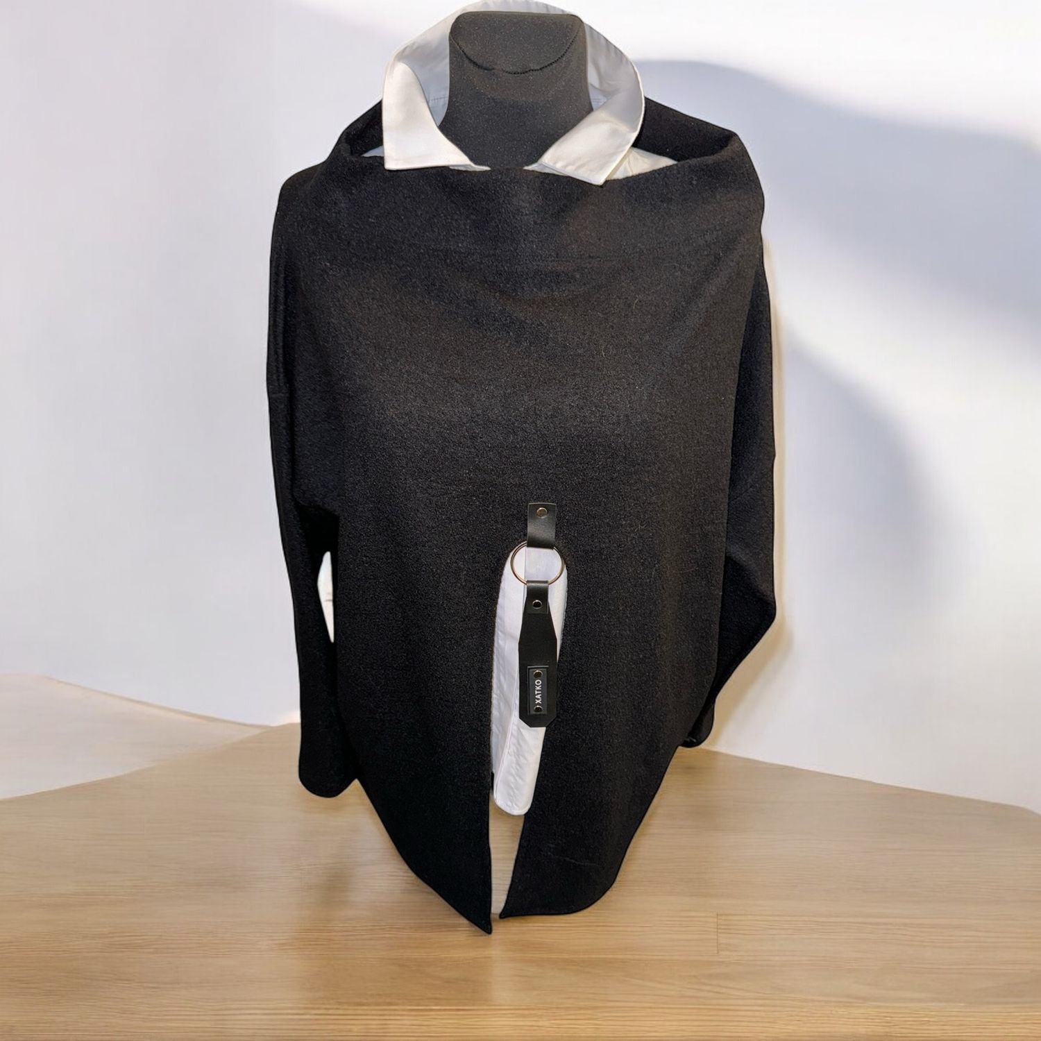 Pulli mit dem tiefen Ausschnitt.  Xatko.   One size. 80% Wolle, 20% Viskose. Made in Georgia.