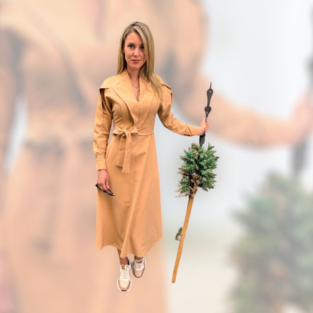 Das Kleid in beige, figurbetont, Ärmel mit Ausschnitten,   Grösse S, Mischung aus Baumwolle, Viskose und Elasthan. Produziert in Georgien. Handwäsche.