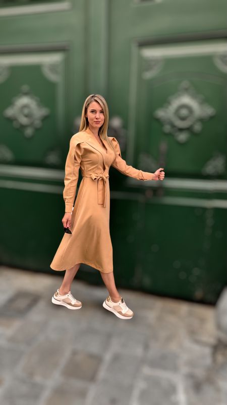 Das Kleid in beige, figurbetont, Ärmel mit Ausschnitten,   Grösse S, Mischung aus Baumwolle, Viskose und Elasthan. Produziert in Georgien. Handwäsche.