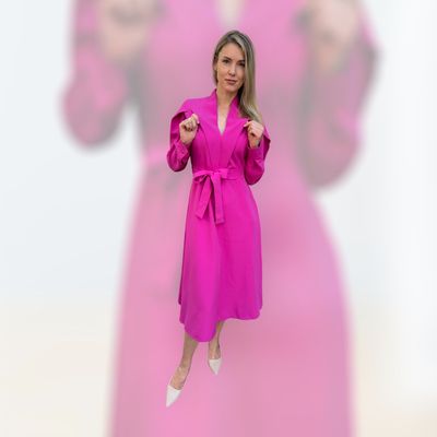 Das figurbetonte lange Kleid in pink. Mischung der Baumwolle, Viskose und Elasthan. ALRI by NO ONE.  Grösse L (klein geschnitten, passt für M). Handwäsche. Produziert in Georgien.