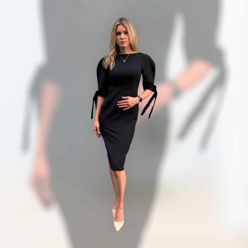 Knielanges schwarzes Kleid, figurbetont. Kurze Ärmel mit schwarzen Schleifen. Mischung von Baumwolle und Viscose, ALRI by NO ONE, Grösse S, made in Georgia, Handwäsche