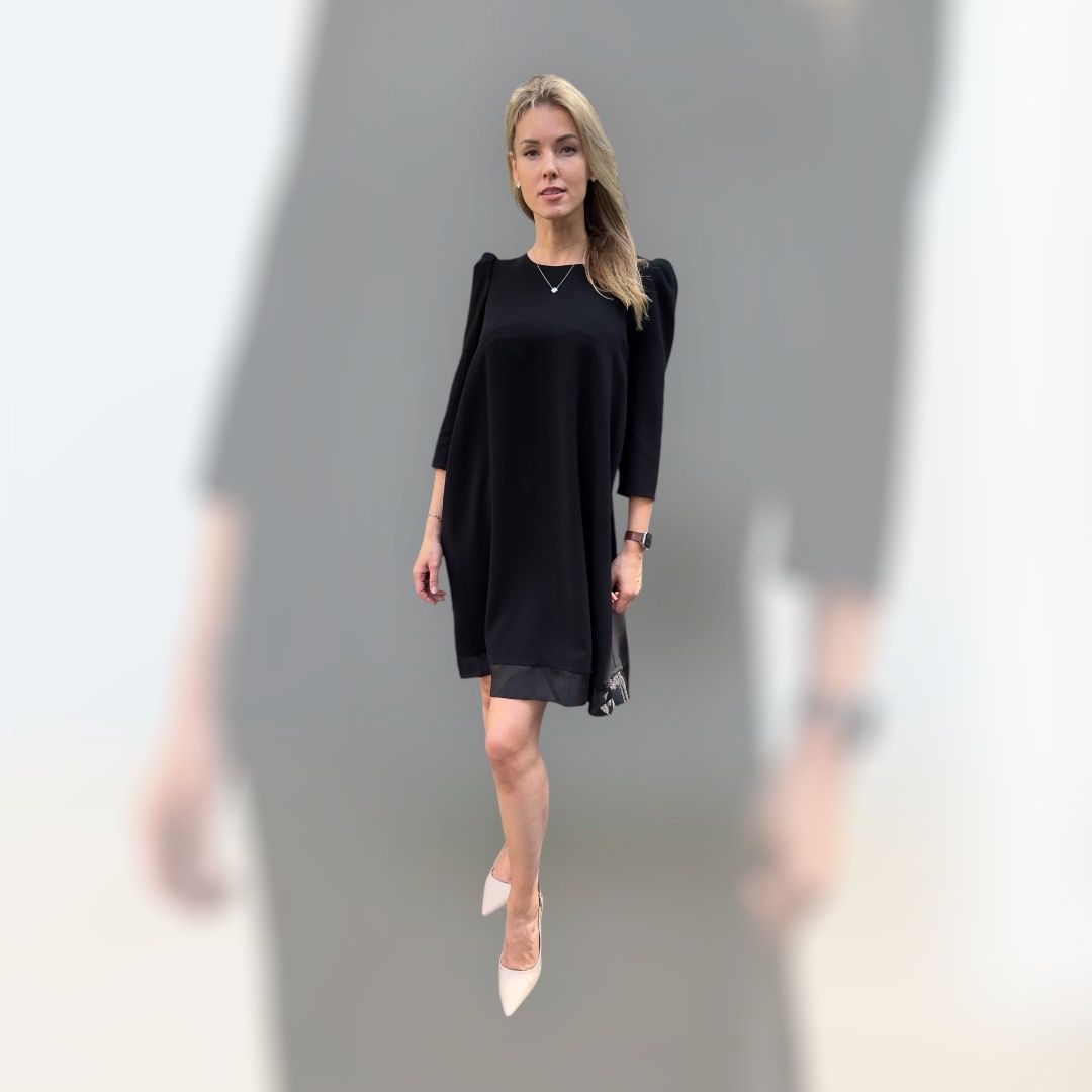 Knielanges one size schwarzes Kleid mit der Organza-Kante unten und mit der ausgefallener Masche hinten. Schöner Ausschnitt hinten. Grundmaterial- Mischung aus Baumwolle und Viskose. Made in Georgia.