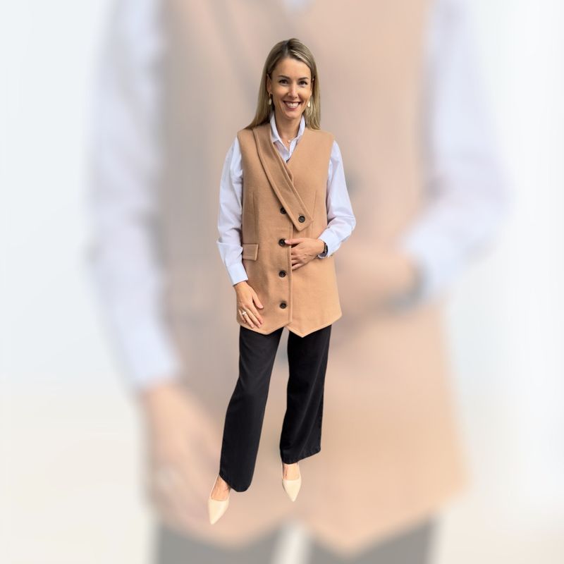 warme Weste, beige, Grösse S-M, ALRI by Katrin, made in Georgia,​ Zusammensetzung: 12% Kaschmir, 88% Schurwolle, origineller auffälliger Halsausschnitt.