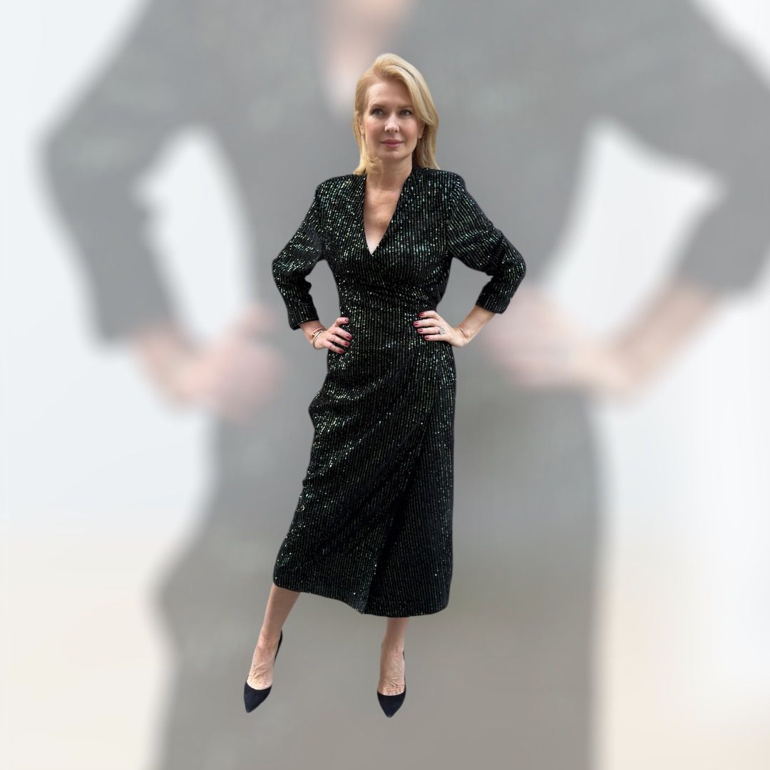 Figurbetontes Wickelkleid in Smaragdfarbe mit Pajlletten auf der Aussenseite, Innenseite- 100% Seide in schwarz, ONe Size,  ALRI by Katrin, made in Georgia