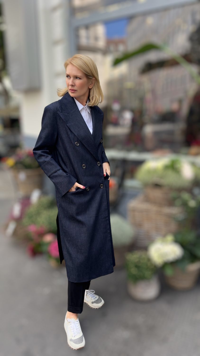 Doppelreihiger Trenchcoat aus Denim.