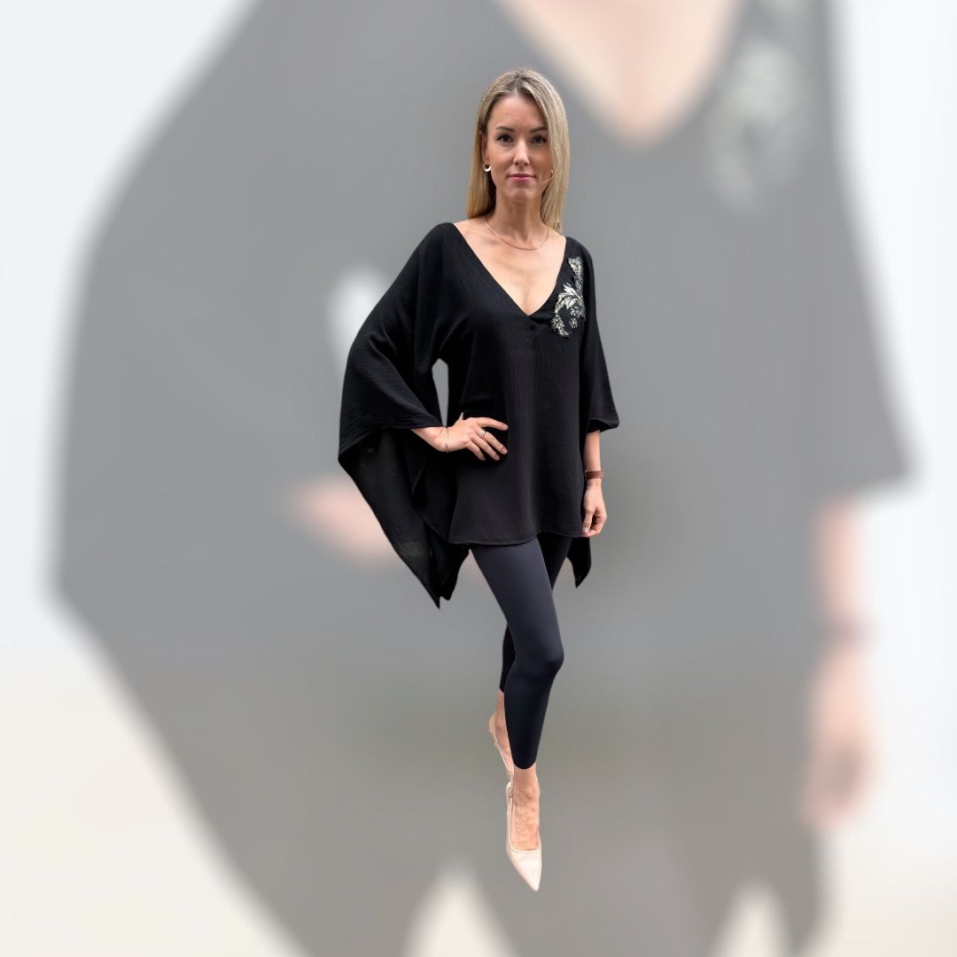 Schwarze Bluse aus Crêpe, schwarz, passt für Gr. S-M, mit Verzierungen und weiten Ärmeln.