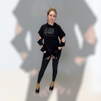Designer-Rollkragenpulli mit Ecoleder-Elementen von Xatko.  One size.  Made in Georgia