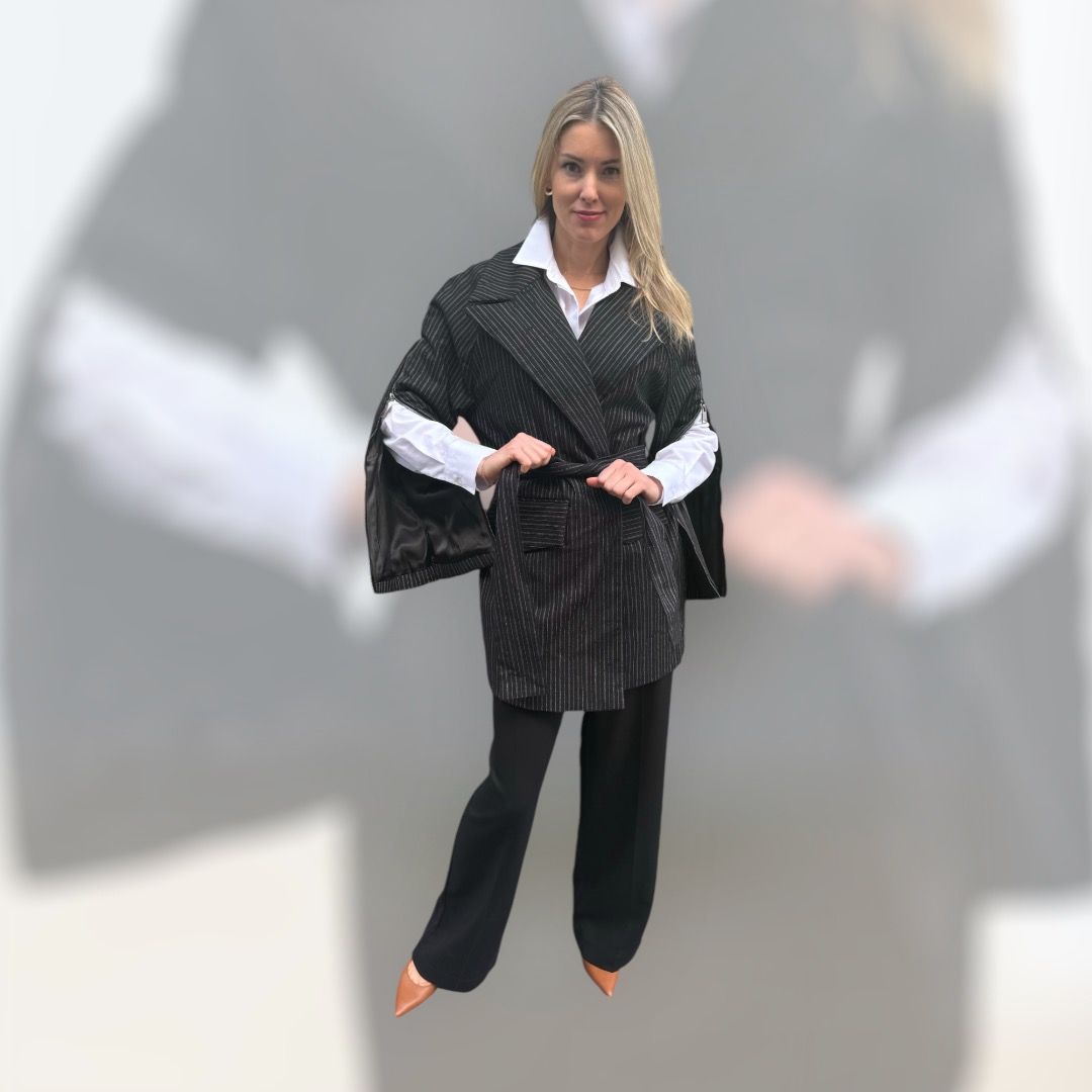 Mantel kurz aus Jeansstoff,  warm gefüttert, Grösse S, zwei aufgesetzte Taschen, Gürtel, keine Knöpfe, ALRI by Katrin, made in Georgia