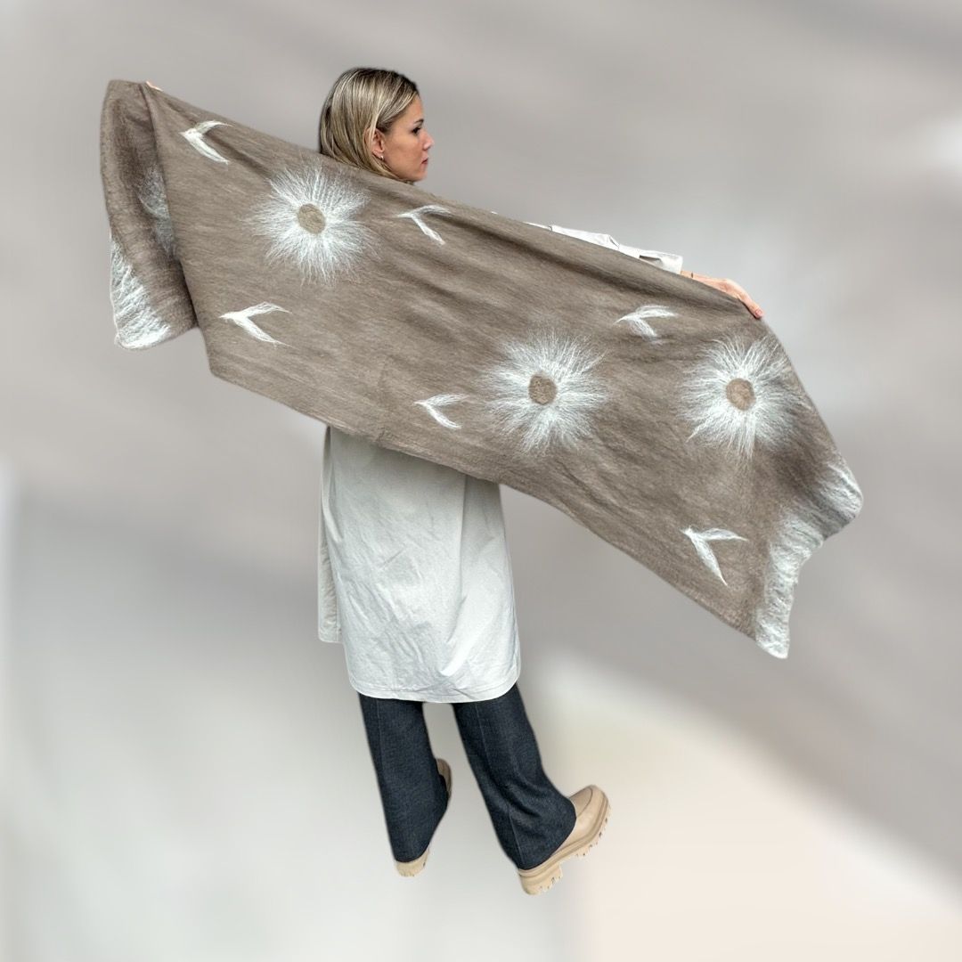 Schal (Stola) von Alri-Design. Farbe: beige. Einzigartige Handarbeit. Einzelstück. Unikat. NUNO-Technologie aus Merinowolle und Seide.