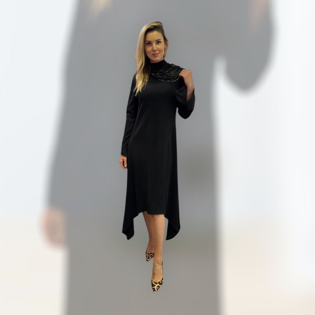 Schwarzes Designerkleid Aus 100% Baumwolle Und Lederner Applikation. Asymmetrisch. One Size.