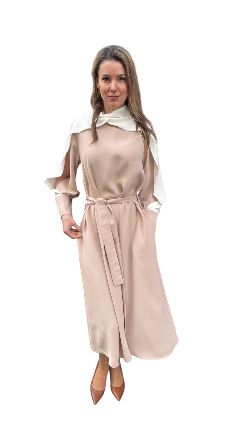 Kleid midi, beige mit weissen Elementen, mit Gürtel. Stoff: 100% italienische Wildseide. Designer: NO ONE. Produziert in Georgien. Grösse L