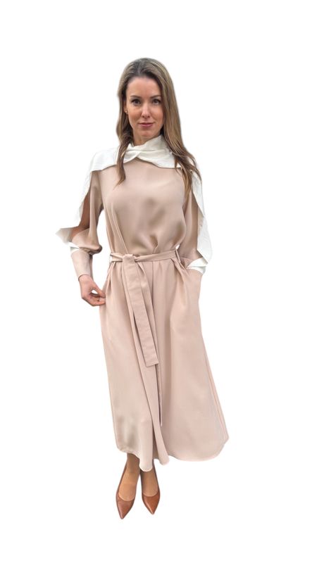 Kleid midi, beige mit weissen Elementen, mit Gürtel. Stoff: 100% italienische Wildseide. Designer: NO ONE. Produziert in Georgien. Grösse L