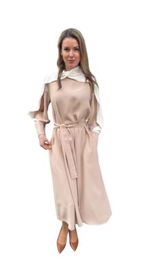 Kleid midi, beige mit weissen Elementen, mit Gürtel. Stoff: 100% italienische Wildseide. Designer: NO ONE. Produziert in Georgien. Grösse L