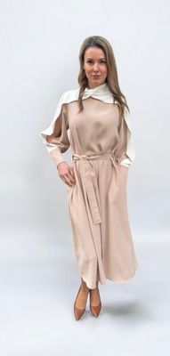 Kleid midi, beige mit weissen Elementen, mit Gürtel. Stoff: 100% italienische Wildseide. Designer: NO ONE. Produziert in Georgien. Grösse L