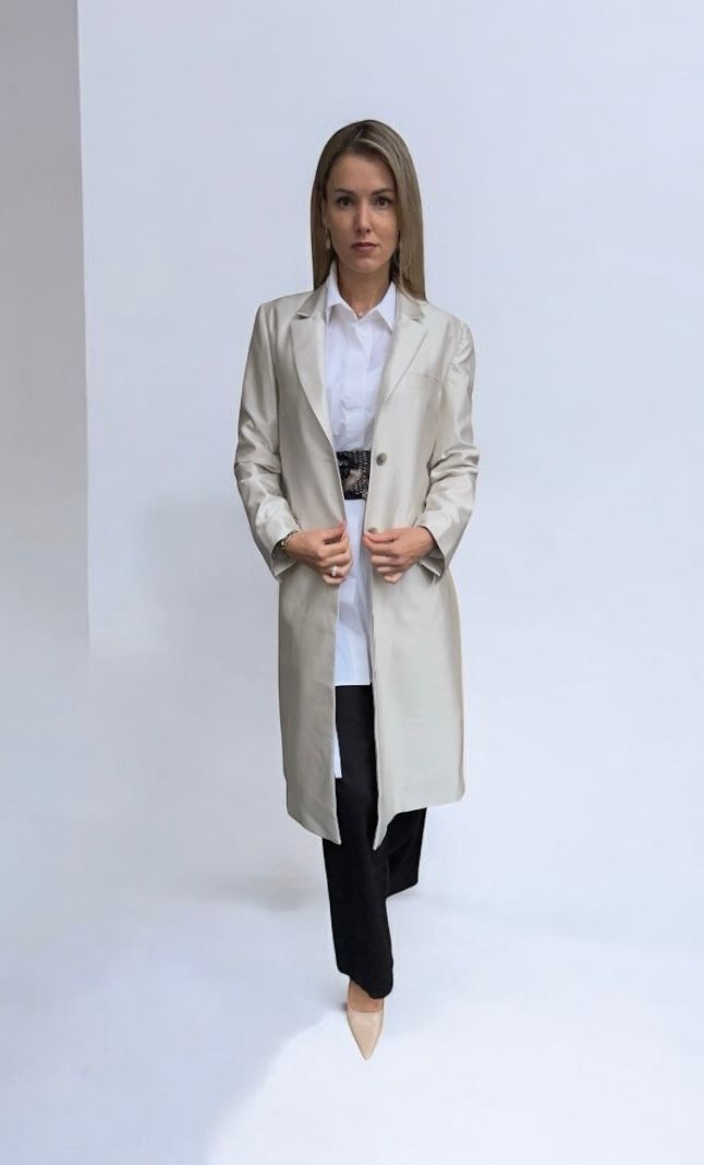 Blazer lang, Elfenbeinfarbe: Stoff- Twill; Beige: Stoff -Wildseide.  Made in Georgia. ALRI by NO ONE.