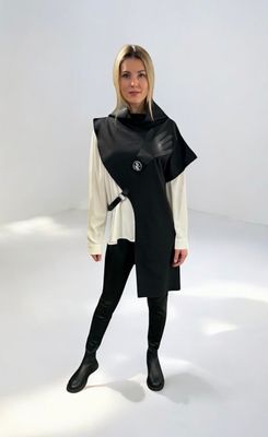 Exklusive Ausgefallene Asymmetrische Schwarze Designer- Halbweste Mit Ecoleder-Elementen. ALRI By Xatko.  Größe S.  Made In Georgia.