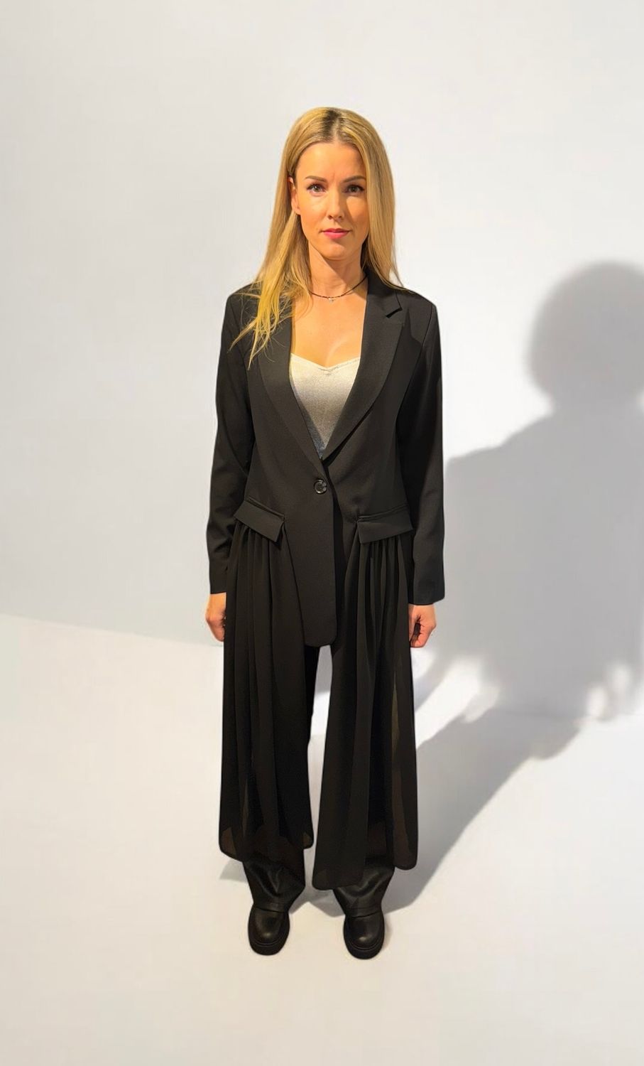 Designsakko in schwarz, assymmetrisch, lang,  lagernde ALRI By Natia. Grössen S,M,L