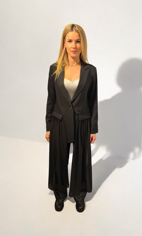 Designsakko in schwarz, assymmetrisch, lang,  lagernde ALRI By Natia. Grössen S,M,L