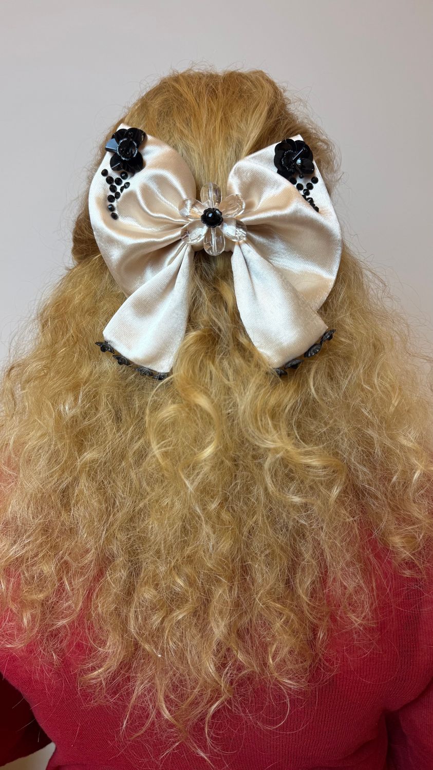 Haarspange mit Atlasschleife, Handarbeit, Kautschuk-Metall-Verschluss, ALRI by Katrin, made in Tbilisi,