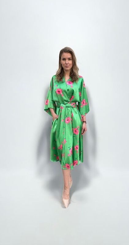 Kleid (Kimonostil), mit Taschen und Gürtel. Seide.