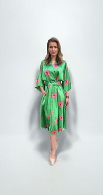 Kleid (Kimonostil), mit Taschen und Gürtel. Seide.