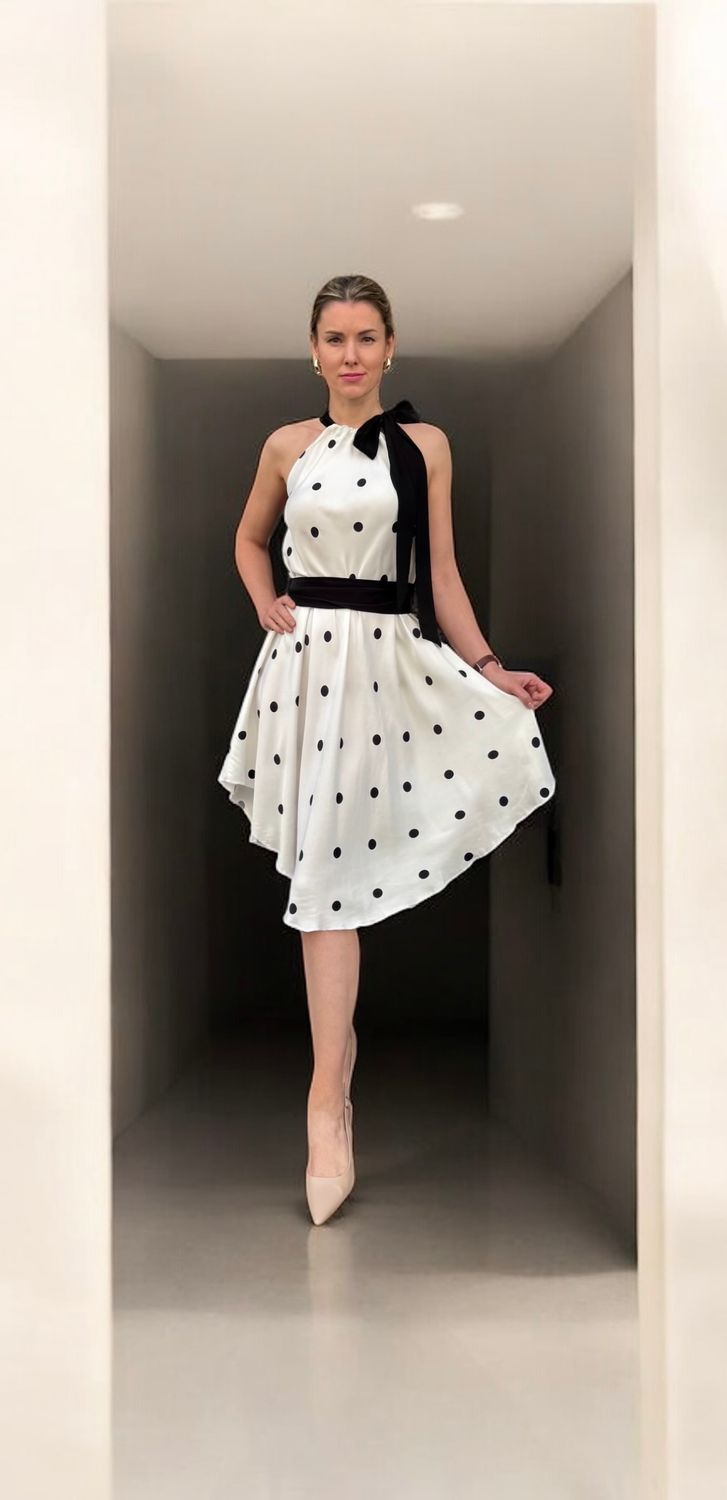 Sommerkleid ALRI by Natia, knielang, asymmetrisch, gr. S-L (one size), weiss mit schwarzen Tupfen, 100% 3D-Seide, made in Georgia. Handwäsche.
