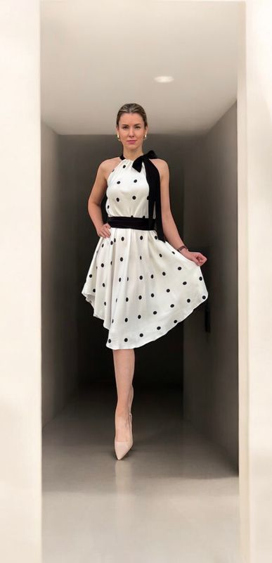 Sommerkleid ALRI by Natia, knielang, asymmetrisch, gr. S-L (one size), weiss mit schwarzen Tupfen, 100% 3D-Seide, made in Georgia. Handwäsche.