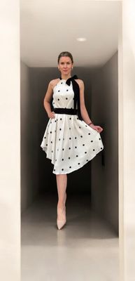 Sommerkleid ALRI by Natia, knielang, asymmetrisch, gr. S-L (one size), weiss mit schwarzen Tupfen, 100% 3D-Seide, made in Georgia. Handwäsche.