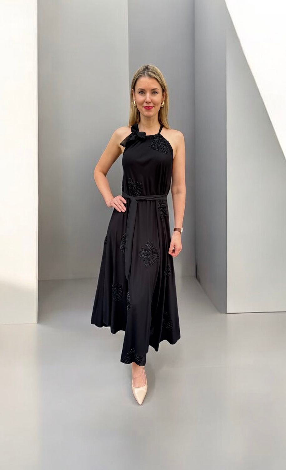 Sommerkleid mit Stickerei. Schwarz. ALRI by Natia. One Size.