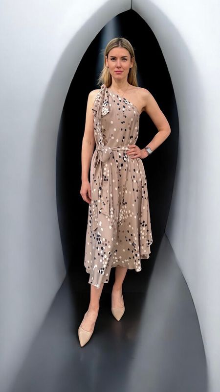 Sommerkleid ALRI by Natia, lang, beige mit Tupfen, 100% 3D-Seide.  Made in Georgia. Handwäsche.