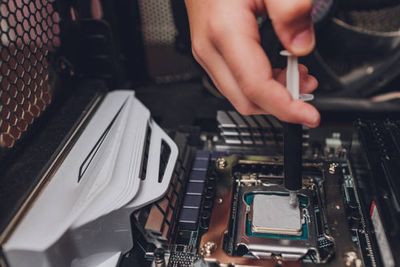 IT &amp; TECH HARDWARE