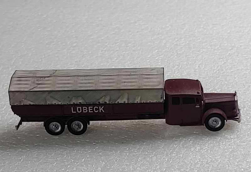 Mercedes truck L 10.00 with large driver&#39;s cab whip long and tarpaulin