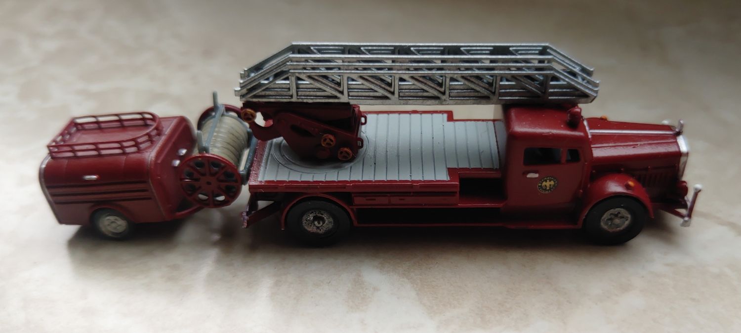 Magirus Deutz fire truck with turntable ladder and trailer 1:160