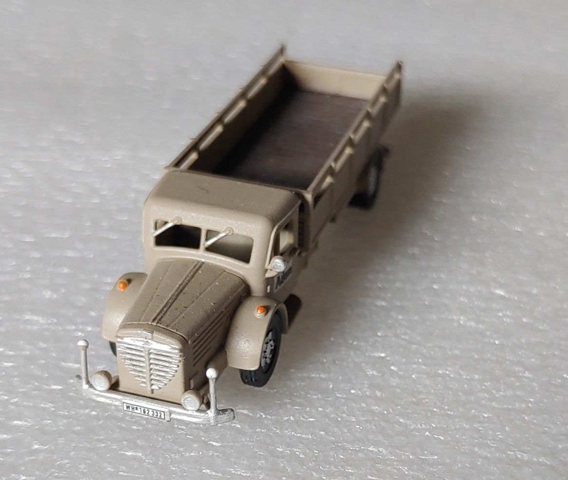 Büssing LKW Pritsche mit nieden Holzaufbau 1:160