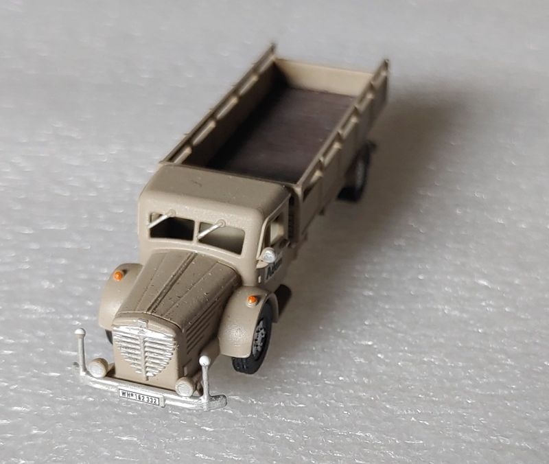 Büssing LKW Pritsche mit nieden Holzaufbau 1:160