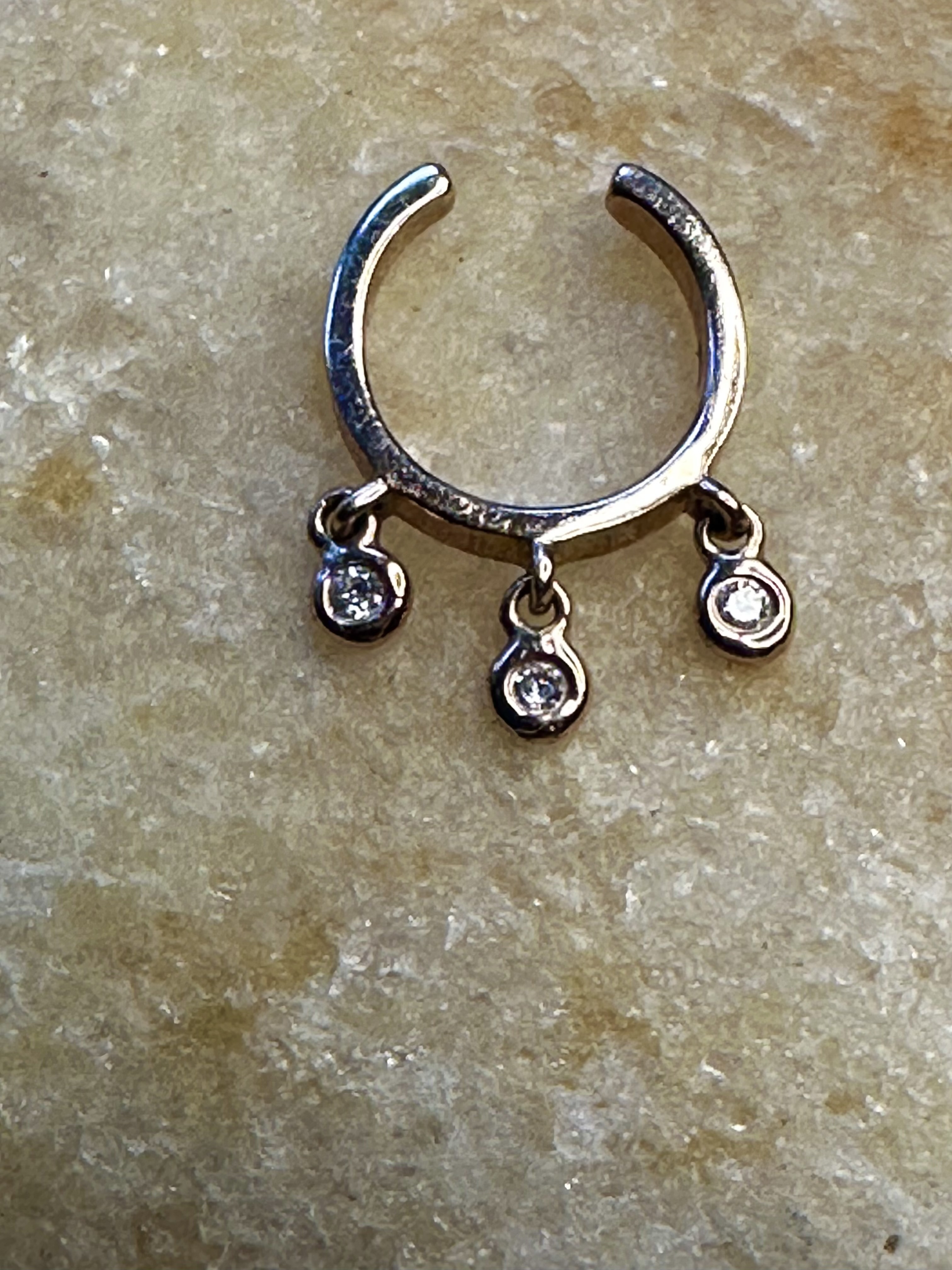 THE 3 DIAMOND SHAKER EAR CUFF