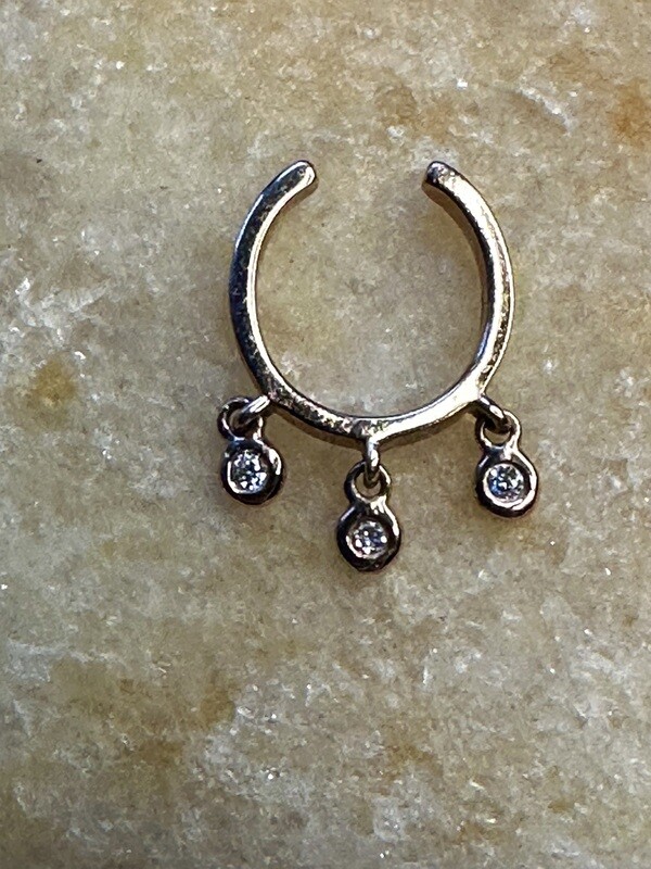 THE 3 DIAMOND SHAKER EAR CUFF