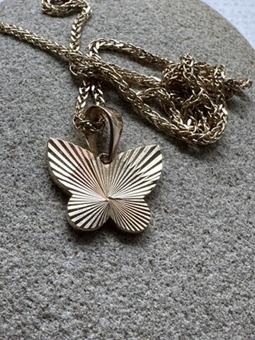 FLUTED BUTTERFLY NECKLACE