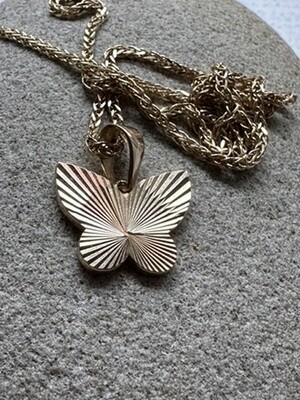 FLUTED BUTTERFLY NECKLACE
